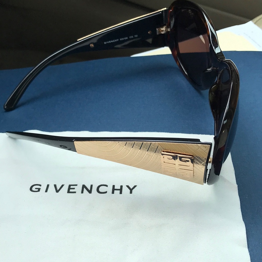 GIVENCHY  😎 - Picture 3 of 4